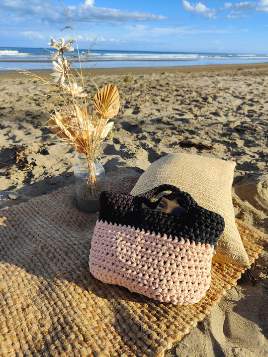 Libra Bag: In light pink/black